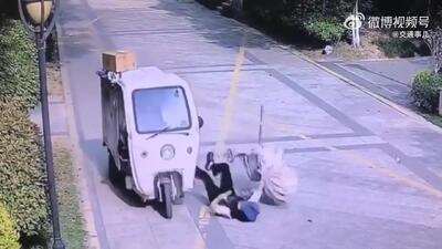 فیلم لحظه برخورد سه‌چرخ با مادر و نوزاد بر اثر بی‌دقتی راننده