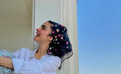 الهه حصاری با پیراهنی سراسر سفید؛ استایل تابستانی کیمیای زخم کاری