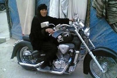 آواز احساسی؛ پسر مادرشو رو موتور سوار کرده و با آهنگ در قلب منی مادر چه شعفی دارن