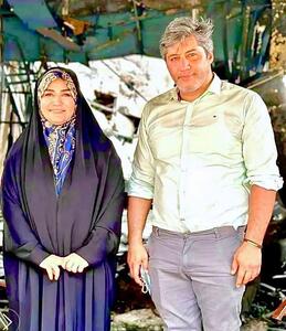 استایل جدید سحر امامی جلوی ساختمان شیشه‌ای صداوسیما/ عکس