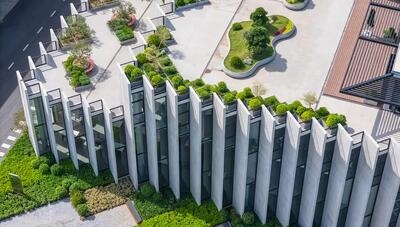 نمای زیبای این ساختمان با عناصر بتنی لام معماری شده است (+عکس)