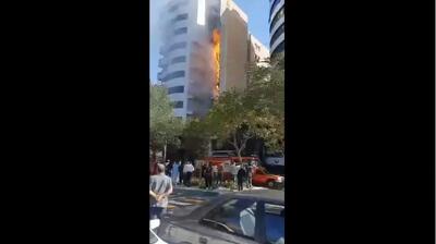 دقایقی پیش برج زمرد در بلوار 29 بهمن تبریز دچار حریق شد (فیلم)