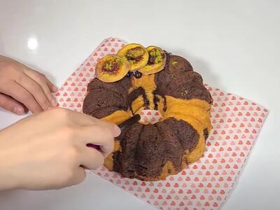 کیک مرمری ترکیب دل فریب شکلات و وانیل در یک برش خوشمزه