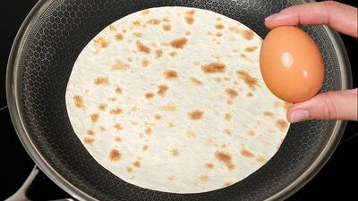 طرز تهیه صبحانه کلاسیک با نان لواش و تخم مرغ در ماهیتابه