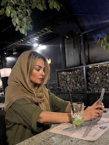 عکس/ ژست و استایل جذاب بیتا سحرخیز در کافه‌ای دنج و لاکچری | اقتصاد24