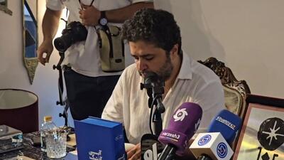 خواندن بخشی از کتاب آبی آنتیک، نوشته ابراهیم افشار که اختصاص به مرحوم رضا احدی داشت