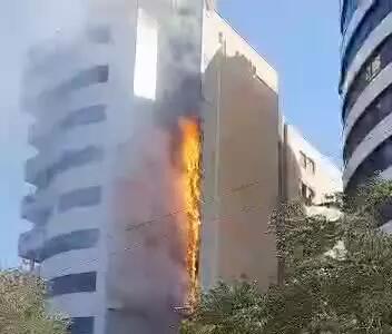 دقایقی پیش برج زمرد در بلوار ۲۹ بهمن تبریز دچار حریق شد