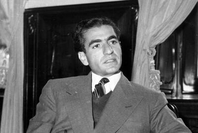 سفر در زمان؛ «محمدرضا پهلوی» در حال سیگار کشیدن در 35 سالگی؛ سال 1333/ عکس