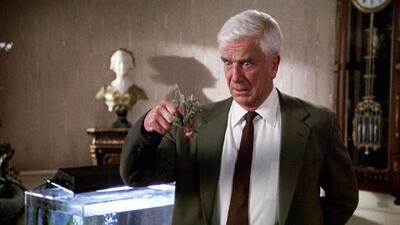 چطور یک سطل پاپ‌کورن، فیلم «The Naked Gun» را احیا کرد؟| عکس