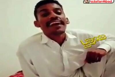 آواز شاد؛ پسره برگرد میخونه ولی یه نیشخندی میزنه که انگار به مسخره گرفته طرفو