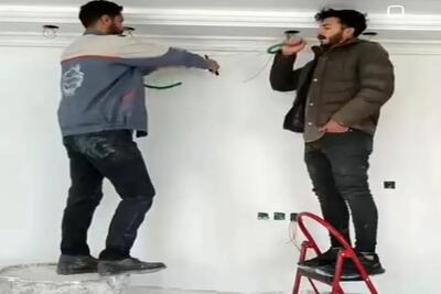 آواز شاد؛ دو تا رفیق برقکار وسط کار خارجکی خوندن یهو شکار دوربین صاحبکار شدن و جهانی