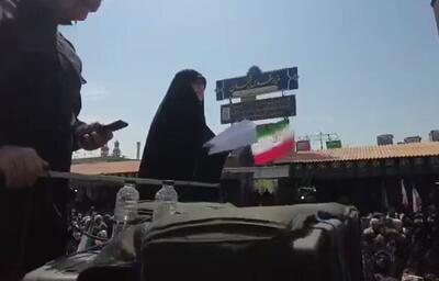 رجزخوانی همسر دهه هشتادی شهید علی علیرضایی: در رگ‌هایمان خون حماسه و غیرت می‌جوشد؛ نه سست می‌شویم و نه تن به ذلت می‌دهیم/والله قسم که تا آخرین قطره خون پای امام خامنه‌ای عزیز ایستاده‌ایم