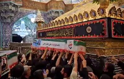 طواف پیکر شهدای حمله رژیم منحوس صهیونیستی علیرضا رضازاده مقدم و علی علیرضایی گِرد ضریح مطهر حضرت معصومه (س)