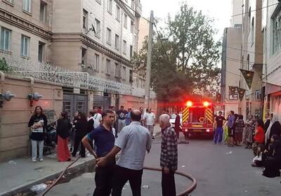 مهار آتش‌سوزی در مجتمع مسکونی در خیابان پاسدار گمنام تهران - تسنیم