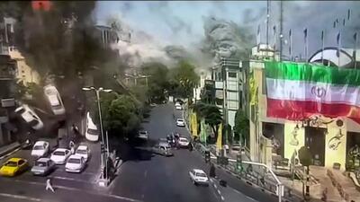انتشار برای اولین بار؛ تصاویر دوربین‌ها لحظاتی پس از حمله موشکی به میدان قدس تجریش (فیلم)