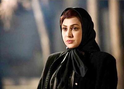 ژست و استایل هنری آزاده صمدی در یک آرت گالری