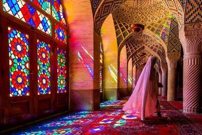 هیجان توریست آمریکایی در لحظه ورود به مسجد صورتی شیراز