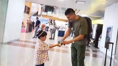 خامروبکوف حین حرکت از فرودگاه ازبکستان به یک کودک اسباب بازی تراکتور هدیه داد