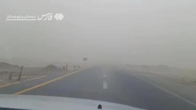 شدت طوفان امروز در جادهٔ زابل-زاهدان/فیلم
