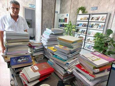 خیر نیک‌اندیش جم بوشهر ۱۲۸ جلد کتاب کمک‌درسی به کتابخانه عمومی اهدا کرد
