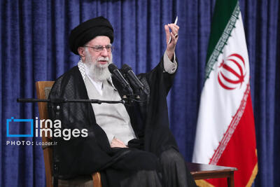 رهبر انقلاب: ملت با جهت‌گیری‌های گوناگون سیاسی و وزن متفاوت مذهبی پای ایران ایستاد