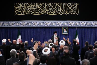رهبر انقلاب، صبح امروز: همه بدانند خدای متعال نصرت را برای ملّت ایران تضمین کرده است/ همگان اعم از روزنامه‌نگار، قاضی، مسئول دولتی، روحانی و امام‌جمعه موظف به صیانت و حفاظت از اتحاد ملی هستند