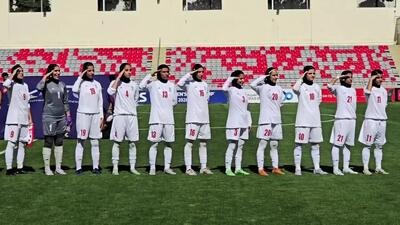 ببینید | سلام نظامی زنان ملی‌پوش هنگام پخش سرود ایران پیش از بازی با لبنان