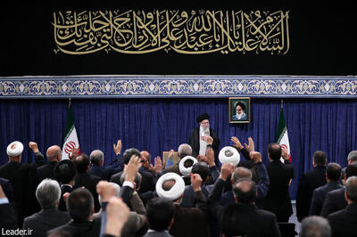 رهبر انقلاب: ملت با جهت‌گیری‌های گوناگون سیاسی و وزن متفاوت مذهبی پای ایران عزیز ایستاد/ خداوند نصرت ملت ایران را تضمین کرده است