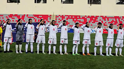 سلام نظامی تیم ملی زنان ایران پیش از بازی با لبنان - پارس فوتبال