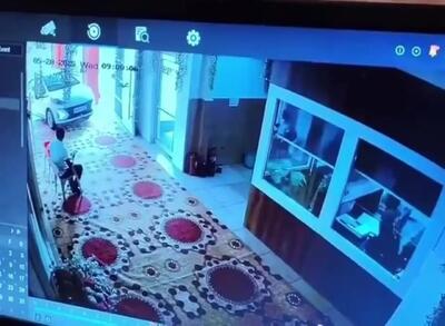 فیلم کشیده شدن فرش از زیر پای مرد توسط ماشین