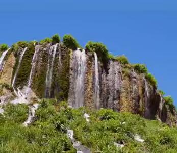 آبشار نیاکان واقع در روستای نیاکان کوهرنگ