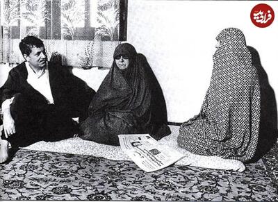 عکس/ ژست صمیمی هاشمی رفسنجانی در کنار مادر و همسرش ۴۴ سال پیش در منزل شخصی اش | اقتصاد24