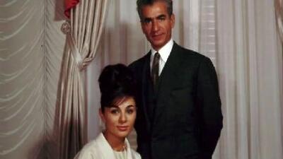 عکس سفر  تاریخ /  چهره پر از خشم و ناراحتی فرح دیبا از مصاحبه شاه پهلوی /  سال 1348
