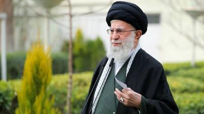 رهبری انقلاب :  همسرم هرگز از من درخواست خرید لباس نکرده؛ ایشان حتی یک انگشتر معمولی هم ندارد؛ مقداری زیورآلات داشت که از خانه پدری آورده بود که همه آنها را...  /  تمجید رهبری از زهد و پارسایی همسرشان