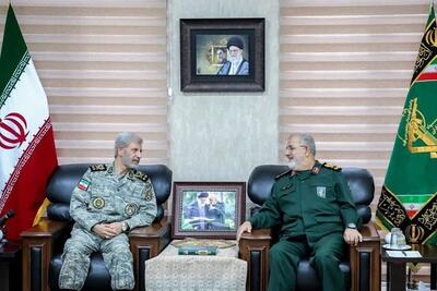 تأکید سرلشکر پاکپور بر آمادگی رزمندگان سپاه برای تکرار ضربه به دشمن در دیدار فرمانده کل ارتش