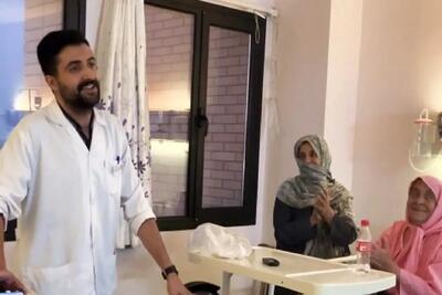 آواز شاد؛ پزشک برای پیرزن بیمار آهنگ میخونه و از ذوقش دست میزنه خدای احساس