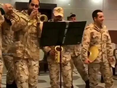 آواز شاد؛ سربازای خوش قد و بالای وطن سرگروهبانشون نیست بزن بکوبی دارن میترکی خنده
