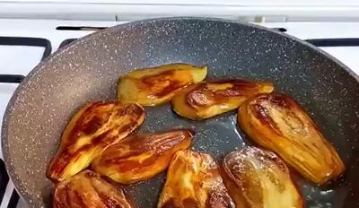 تکنیک ویژه برای سرخ کردن بادمجان با روغن ناچیز بدون گرفتن تلخی!