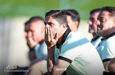 عملکرد تماشایی هاشمیان با «زبان بدن»/ وقتی وحید دستش را بر گردن تدارکاتچی پرسپولیس انداخت +عکس - پارس فوتبال
