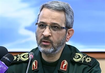 وداع سردار غلامحسین غیب‌پرور با پیکر شهید هاشم اعتمادی در مراسم خاکسپاری شهدای کربلای ۵ + فیلم