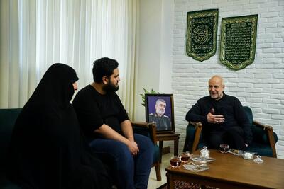 حضور دکتر قالیباف در منزل شهید امیرعلی حاجی‌زاده
