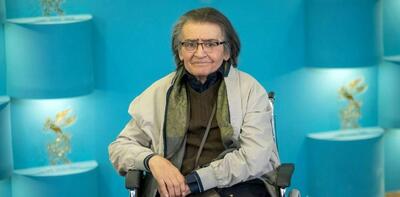 بوسیدن دستان رضا رویگری توسط هومن برق‌نورد