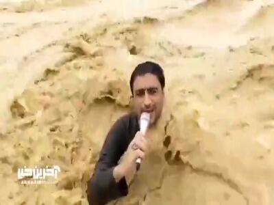 خبرنگار پاکستانی حین پخش گزارش از سیل جان باخت