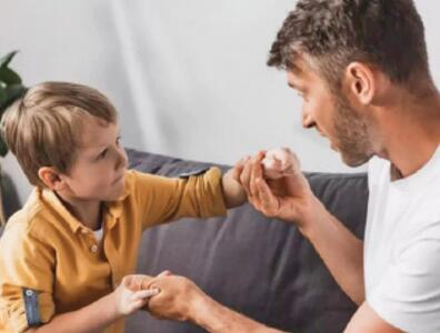 ۵ کاری که یک پدر نباید جلوی پسرش انجام ‌دهد  