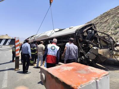 عکس/ حادثه واژگونی اتوبوس در جاده فیروزآباد به کوار با 46 کشته مصدوم