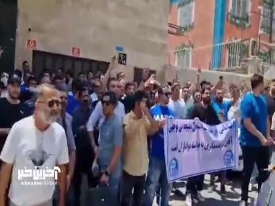 تشویق آجرلو توسط هواداران استقلال روبروی ساختمان باشگاه