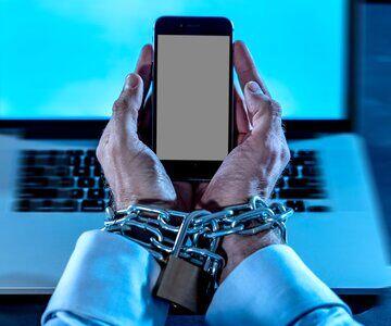 انتقاد شدید روزنامه اصولگرا از جریان به ظاهر مذهبی و انقلابی: با نفوذ در حلقه تصمیم‌گیری برای فضای مجازی، آن را نابود کرد