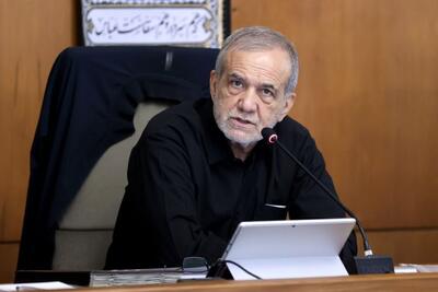 پزشکیان: دخترم در روز‌های جنگ علی‌رغم مخاطرات امنیتی حاضر نشد از من فاصله بگیرد، ولی در مسائل مختلف هم به هیچ‌ وجه از نظر خود کوتاه نمی‌آید؛ پس باید بپذیریم که اگر کسی نظری مخالف ما داشت، لزوما دشمن نیست/ چه بسا این افراد از دیگران که چاپلوسی هم می‌کنند، نسبت به ما دلسوزتر هستند