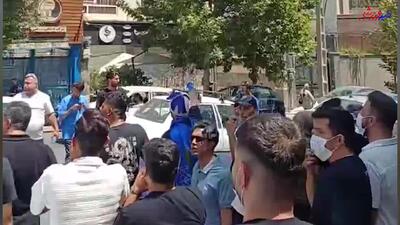 شعار هواداران استقلال؛ سخنگوی دو زاری نمی‌خوایم، نمی‌خوایم!