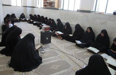 ختم سوره مبارکه فتح در خانه‌های قرآنی کامیاران برای همدلی با رزمندگان